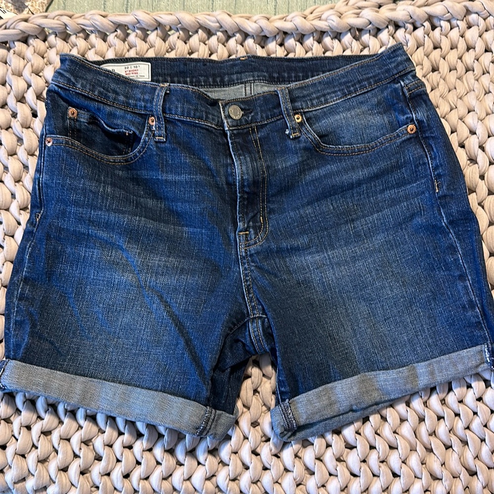 Gap denim roll cuff shorts in size 10 tall